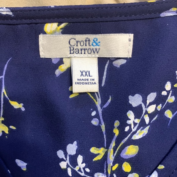 Croft & barrow blue v neck shirt sleeve top with yellow/ blue/ white flowers xxl - Picture 4 of 7